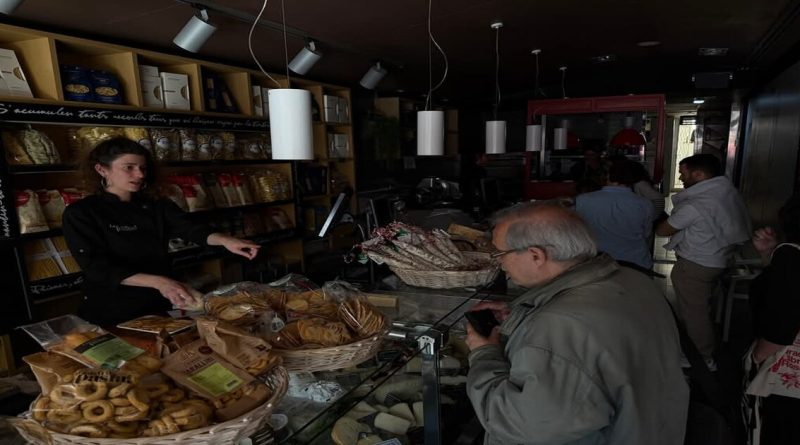 Shops accept cash and no card payments during the power outage